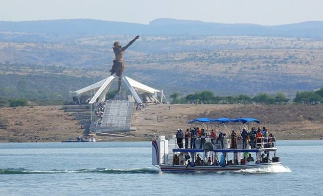 el-cristo-roto-bote-acercandose